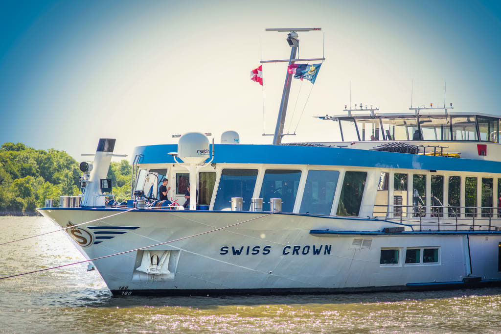 Nave da crociera fluviale "Swiss Crown" sul Danubio, Austria