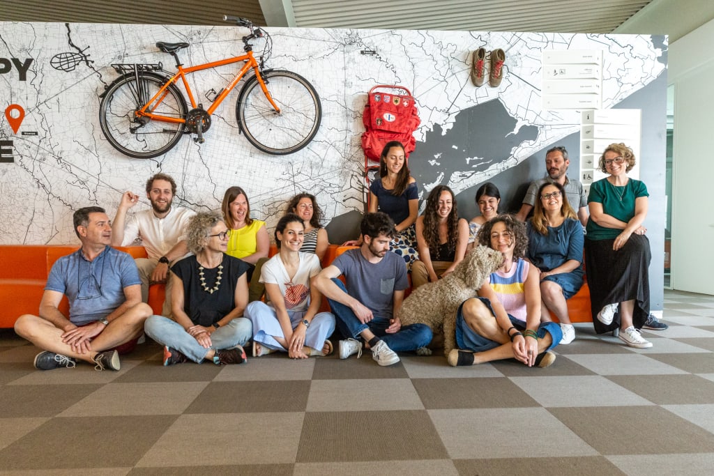 Team Girolibero in posa, ingresso sede di Vicenza, via Conforto 7