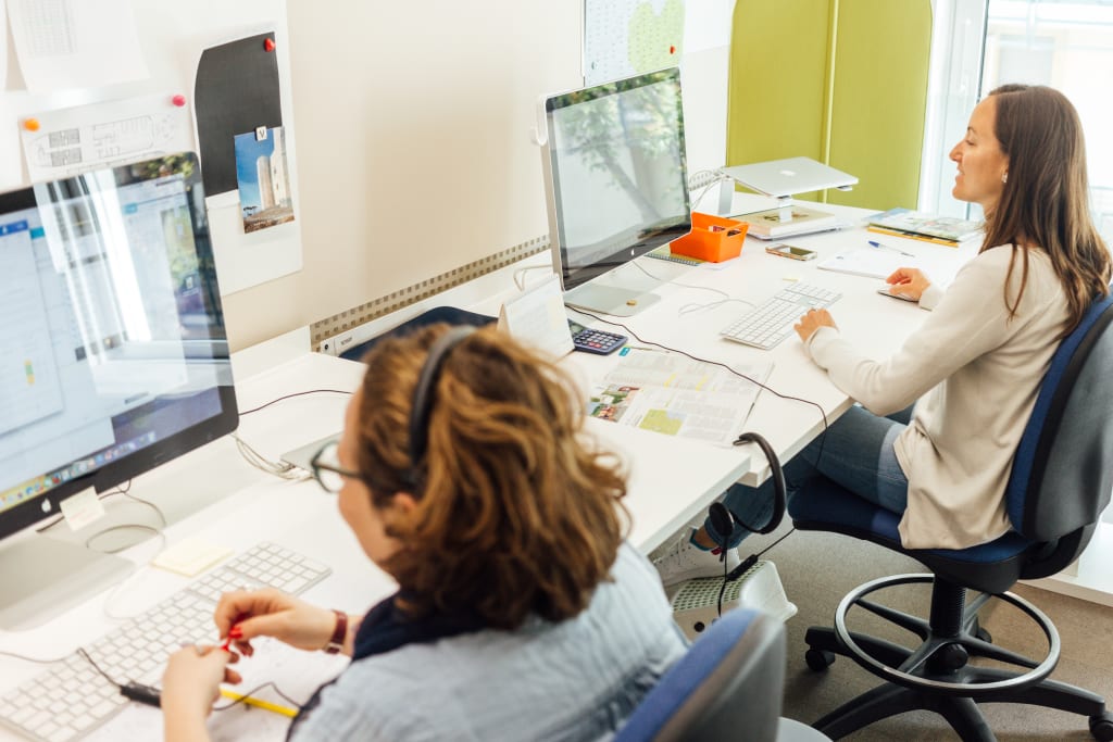 Team di lavoro in ufficio moderno di "Girolibero", sede Vicenza