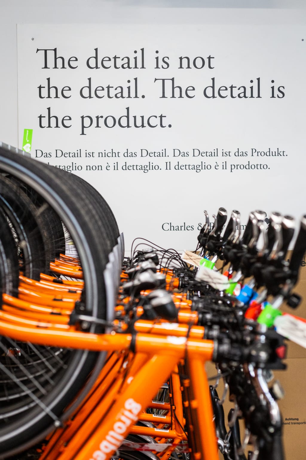 Dettaglio di copertoni di biciclette arancioni in esposizione, Girolibero Vicenza