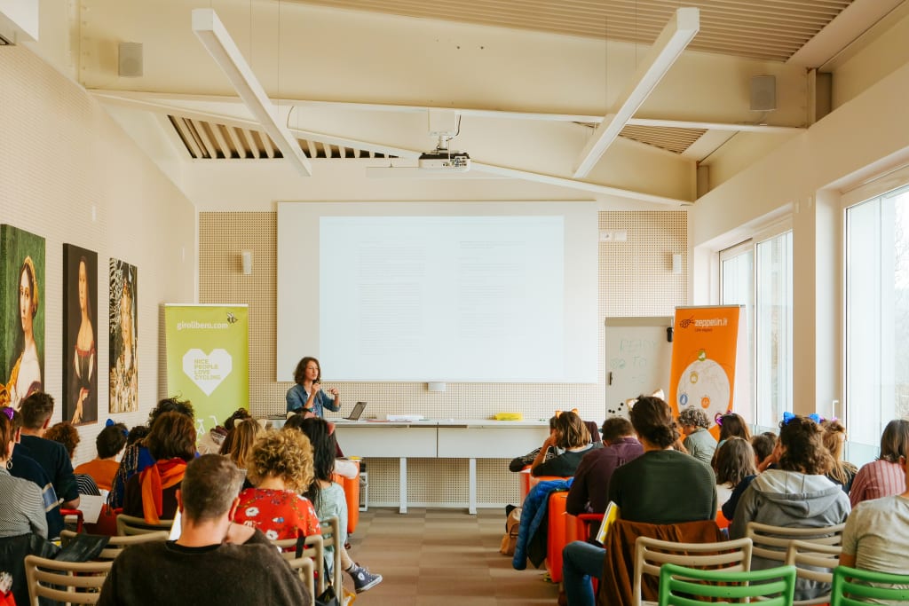 Lezione in classe per accompagnatori tour "Girolibero"