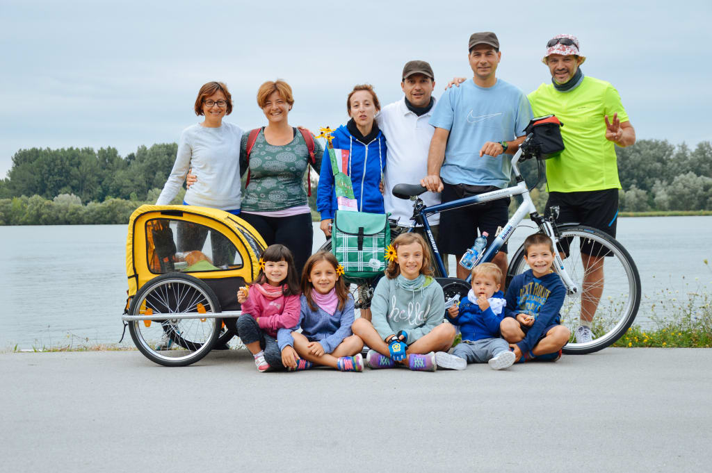 Gruppo di famiglie con bambini in viaggio in bici con Girolibero, vacanze all'aria aperta in bici, ciclabile del Danubio da Linz a Vienna, Austria