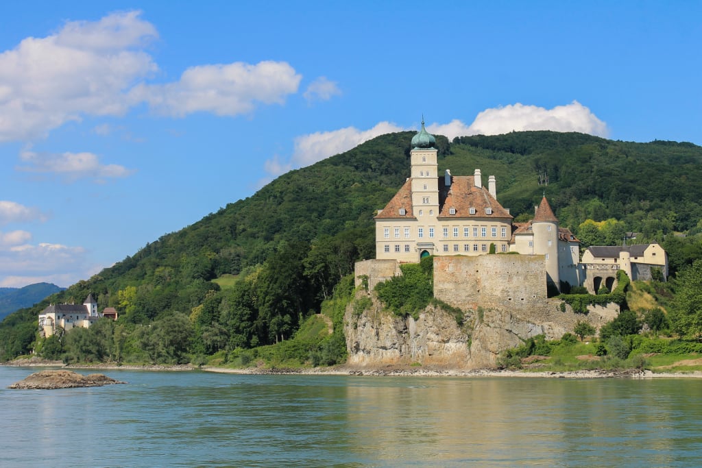 Castello di Schönbühel, riva destra del Danubio, paesaggio di montagna, cicloturismo in Bassa Austria