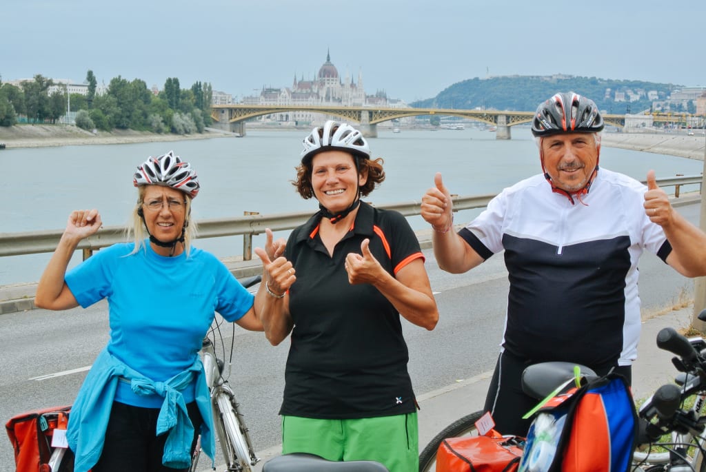 Ciclisti in viaggio con "Girolibero" in posa sulle strade di Budapest dopo aver raggiunto la meta