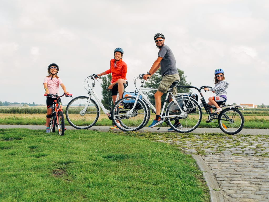 Famiglia durante un viaggio in bici Girolibero in Belgio.