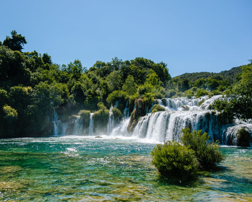 Cascate del Parco Nazionale di Krka, con acqua cristallina e vegetazione lussureggiante, vicino a Zara.