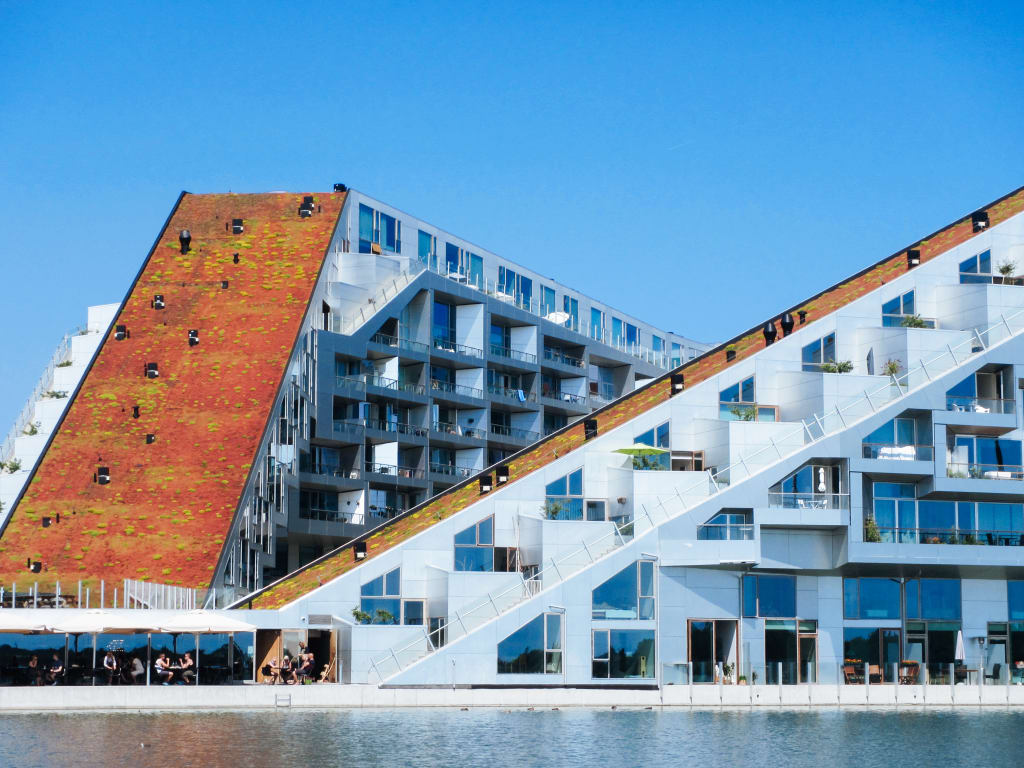 Edificio residenziale moderno a forma di piramide, Copenaghen, Danimarca.