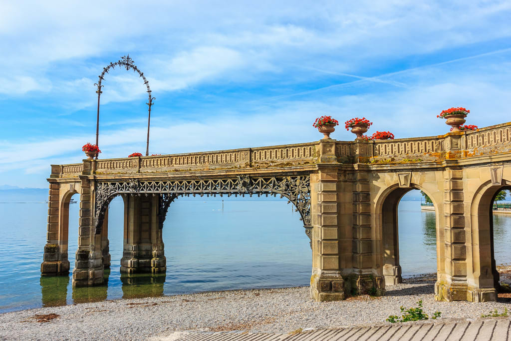 Arco storico in pietra lungo il percorso della ciclabile che circonda il Lago di Costanza.
