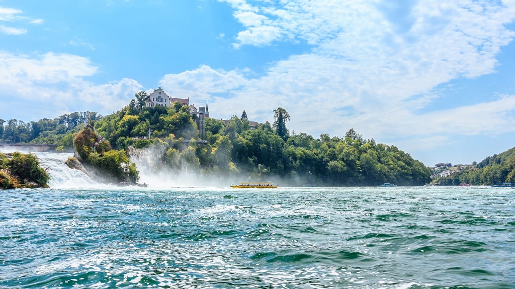 Vista sulla sponda del Lago di Costanza con piccolo colle sullo sfondo