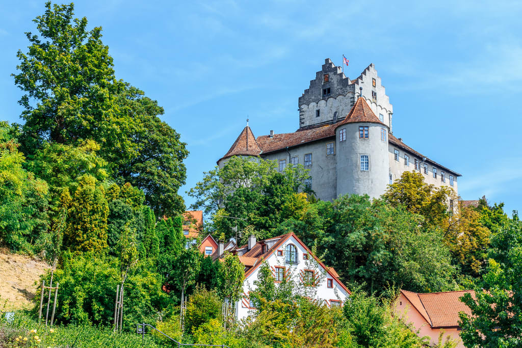 Castello pittoresco circondato da giardini fioriti nelle vicinanze del Lago di Costanza.