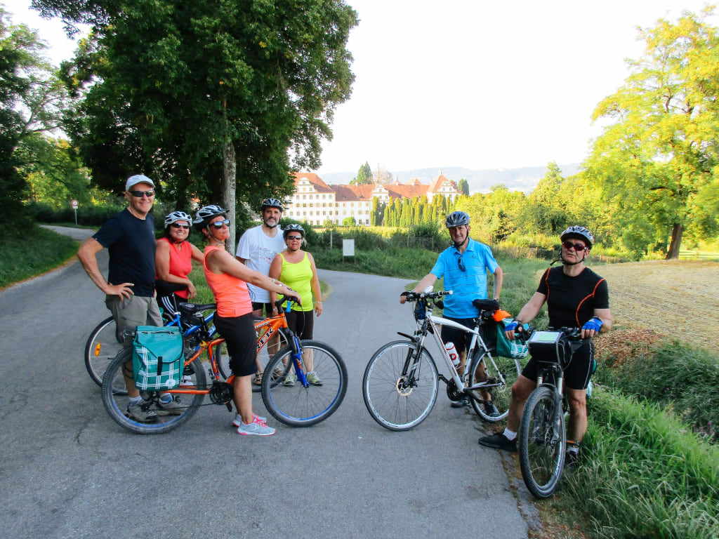 Gruppo di ciclisti in sosta in un tratto ombreggiato tra la natura, vacanze in gruppo in bicicletta "Girolibero"