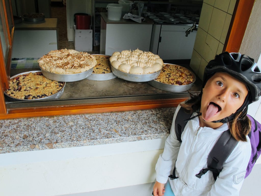 Bambini che osservano prodotti da forno locali durante un viaggio in famiglia, scoperta della gastronomia tipica lungo un itinerario slow nel Lago di Costanza