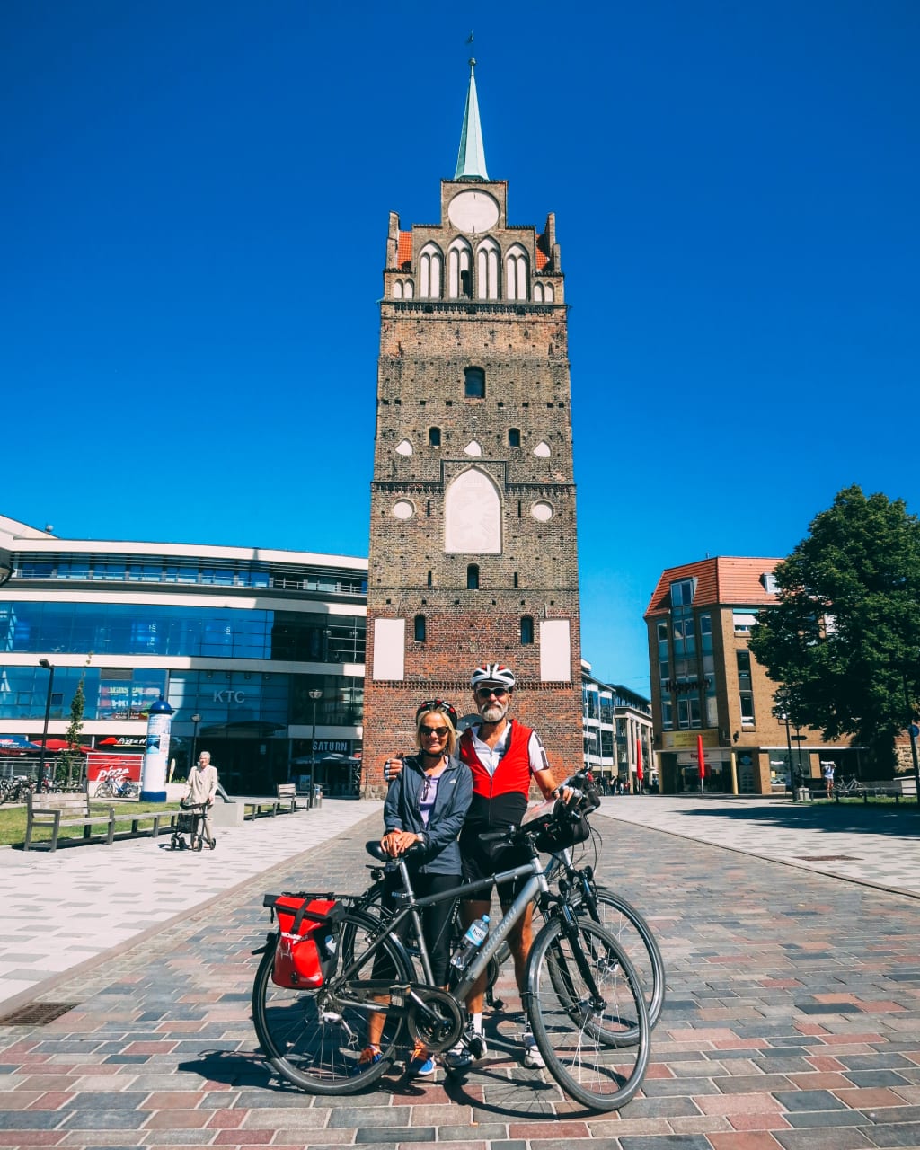 Ciclisti in posa davanti alla Torre storica di Neubrandenburg, lungo il percorso ciclabile da Berlino al Mar Baltico.