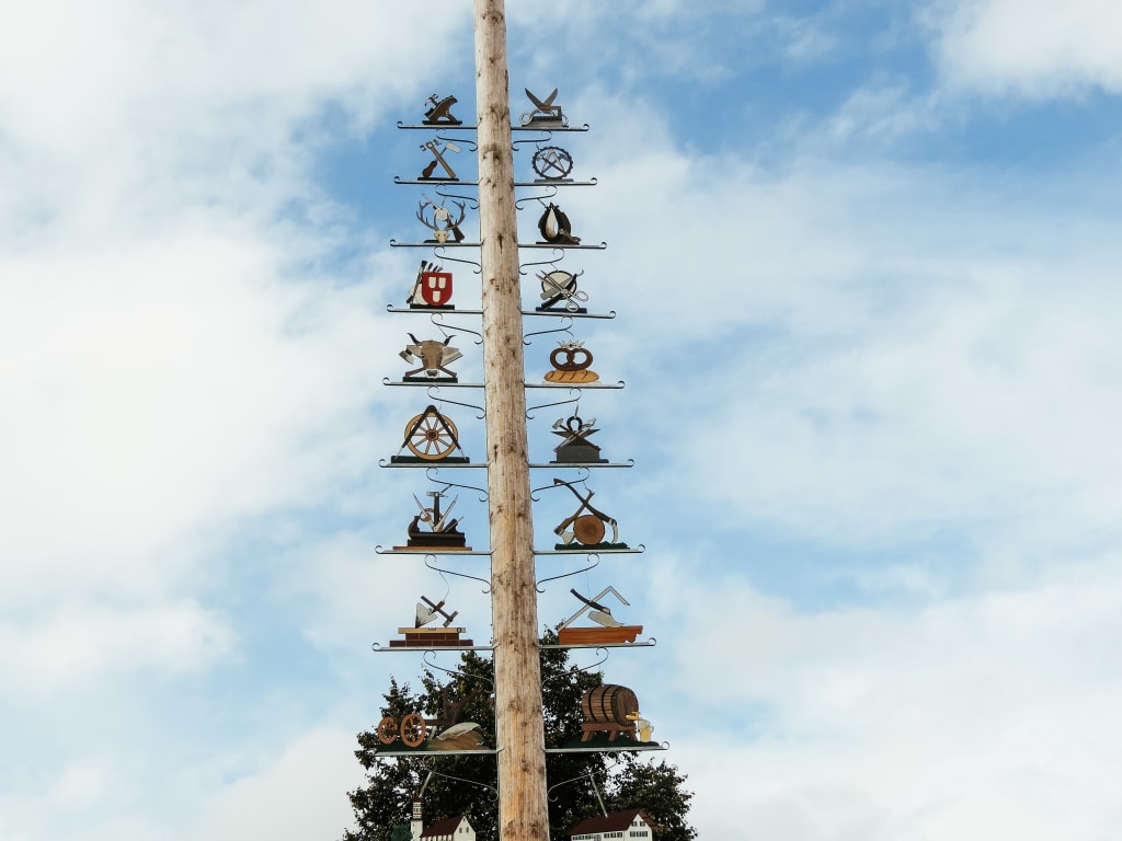 Maibaum (albero della cuccagna) decorato nella Baviera, Germania, una tradizione lungo la Romantische Strasse.