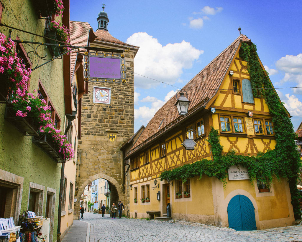 Edifici a graticcio storici nella città medievale di Rothenburg ob der Tauber, lungo la Romantische Strasse, Germania.