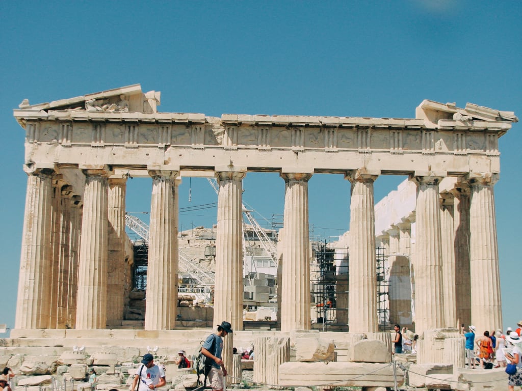 Vista frontale del Partenone sull'Acropoli di Atene, Grecia, con turisti.
