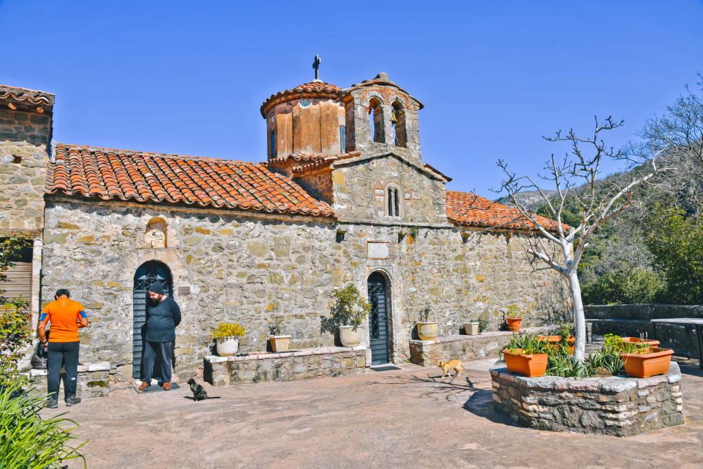 Monastero bizantino in pietra con cupola rossa nel Peloponneso
