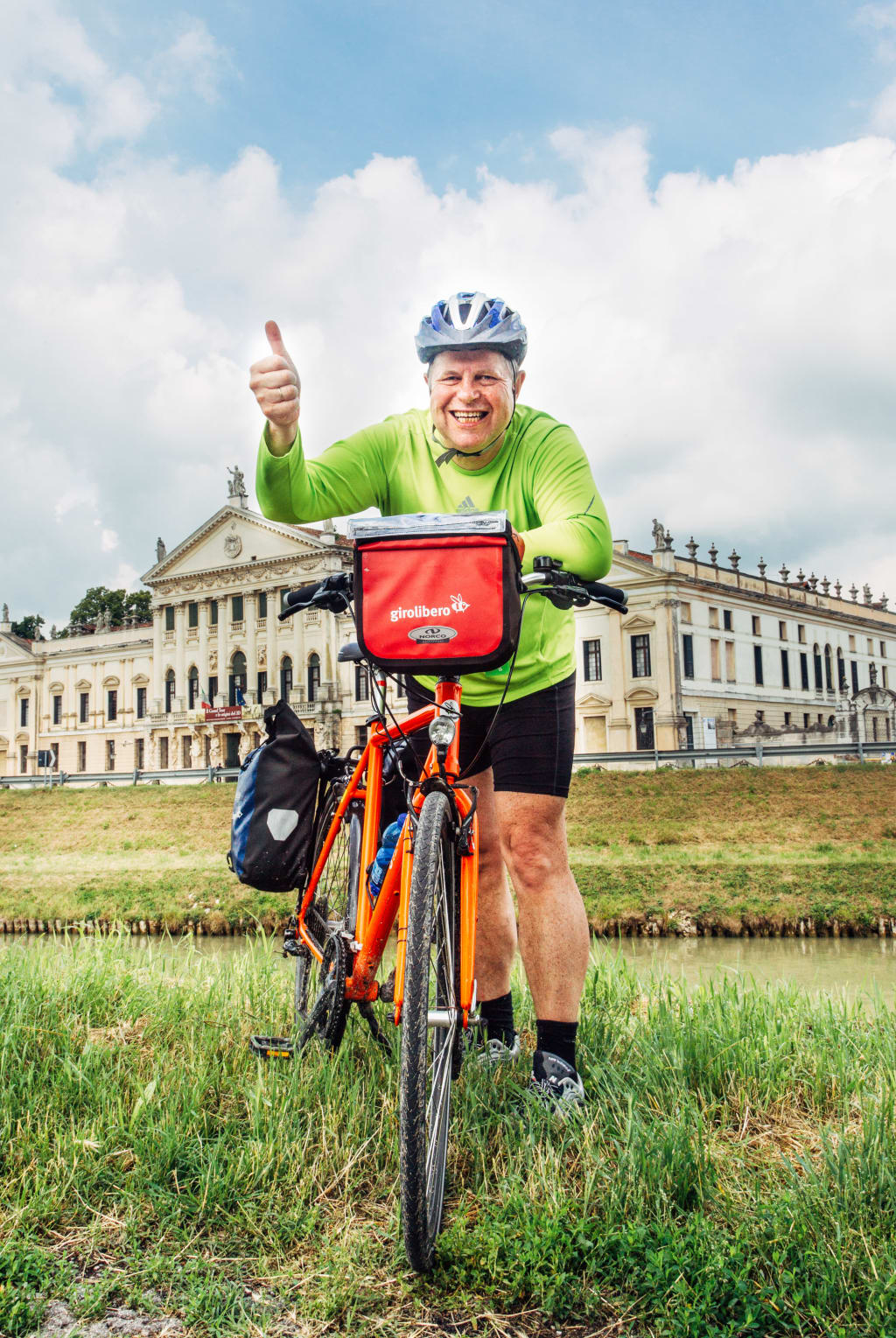 Radfahrer mit "Girolibero“-Fahrrad, venezianische Villen
