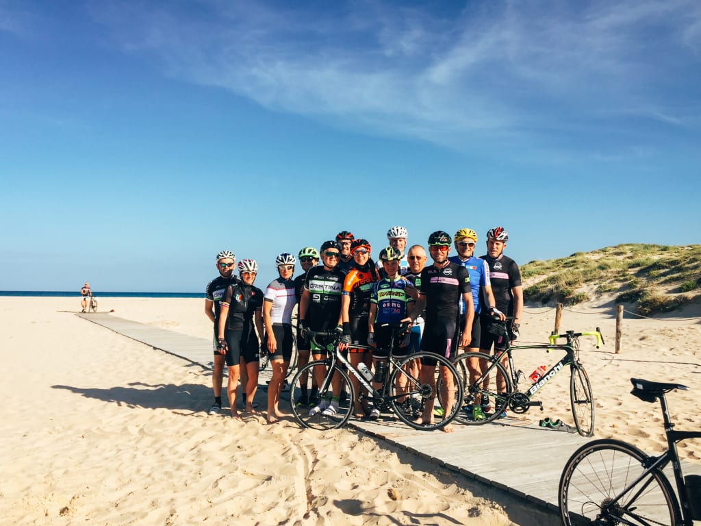 Persone in posa sulla spiaggia con biciclette Girolibero, tour cicloturistico sulla costa della Sardegna