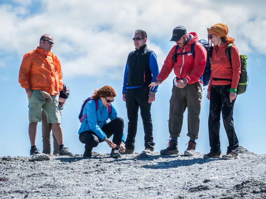 Gruppo di escursionisti sull'Etna, viaggi di gruppo Girolibero, trekking in Sicilia e Isole Eolie