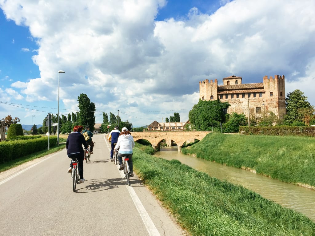Gruppo di cicloturisti sul percorso nei pressi del Castello medioevale di Valbona, Colli Euganei, Veneto