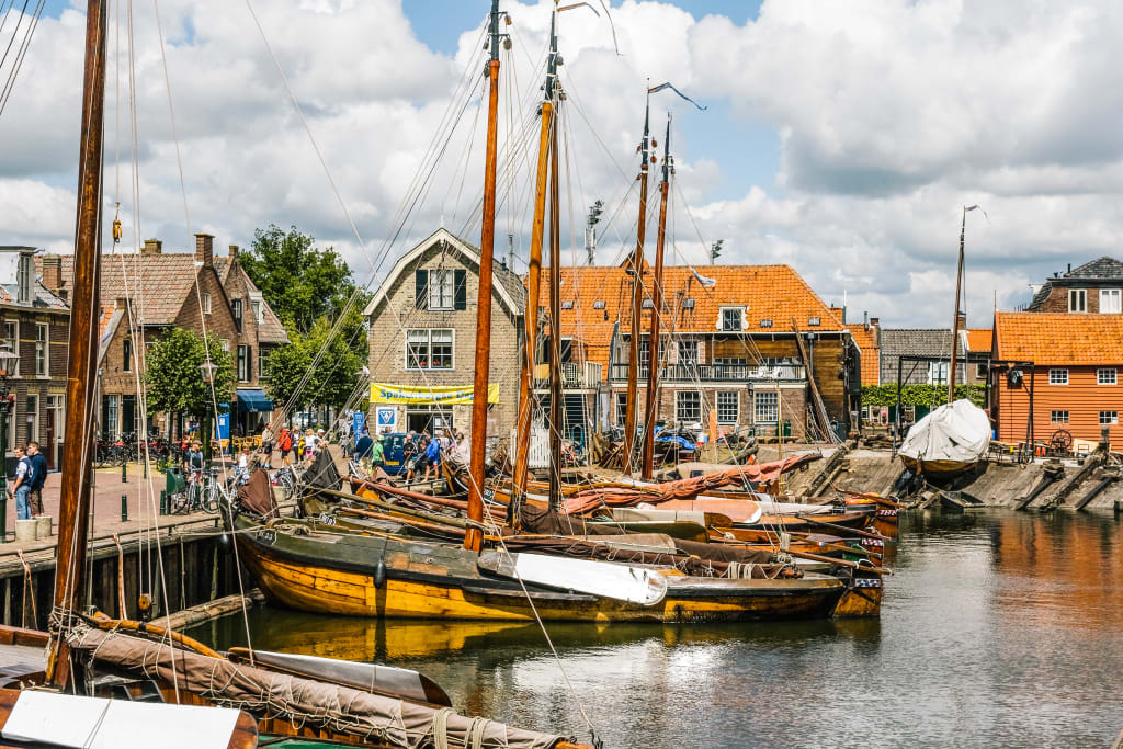 Historischer Hafen mit Segelbooten, Niederlande