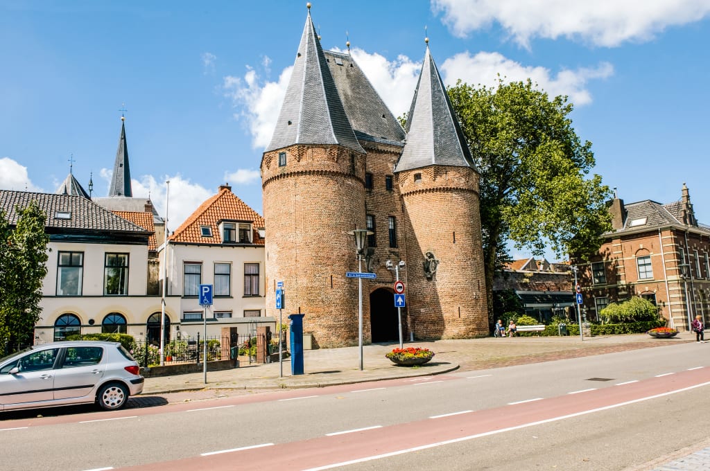 Edificio storico con torretta a Nimega, Paesi Bassi.