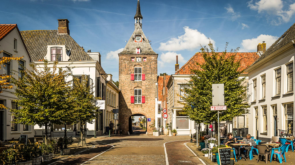 Piazza storica di Alkmaar con case antiche e atmosfera tradizionale