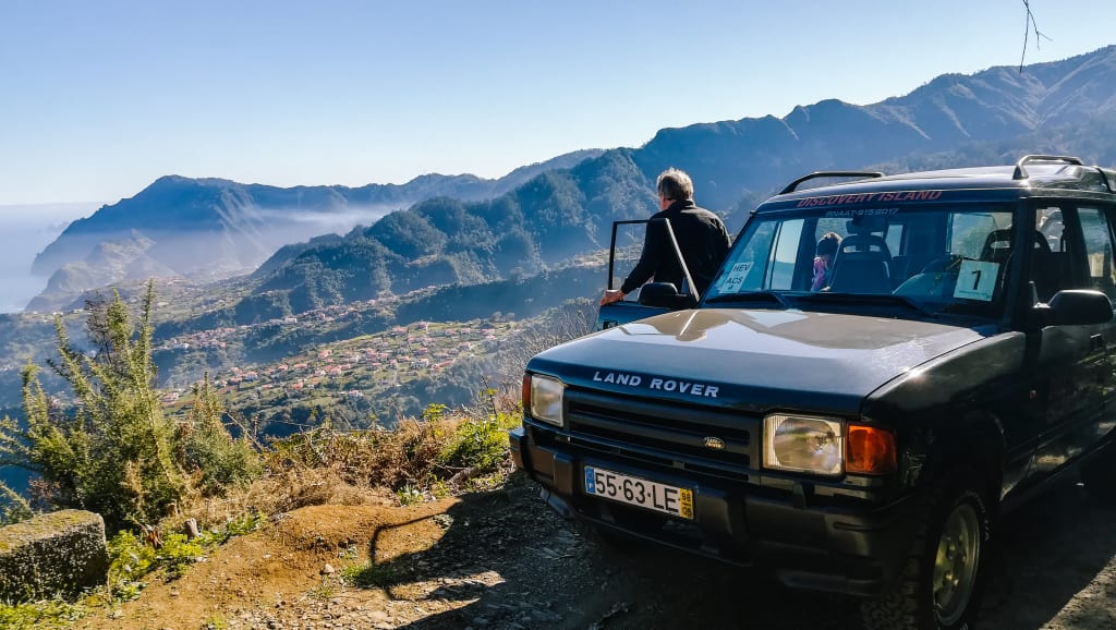 Jeep su una strada sterrata tra le montagne