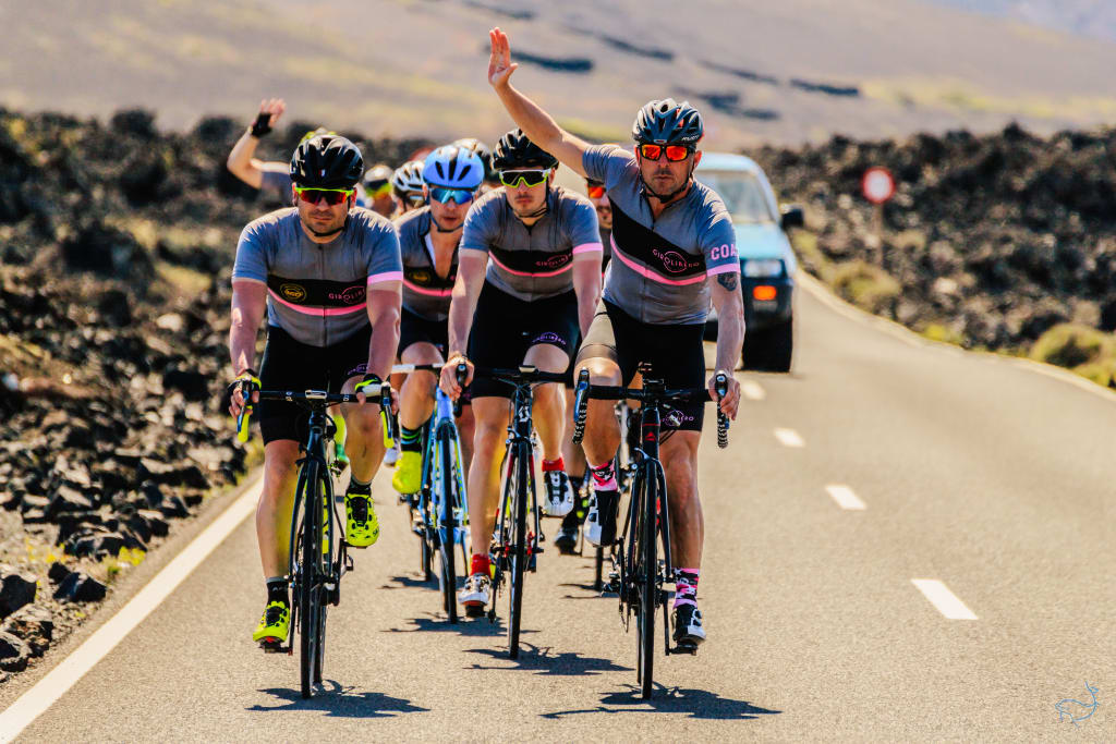 Gruppo di ciclisti su strada durante un allenamento a Lanzarote, training experience roadbike, Canarie.