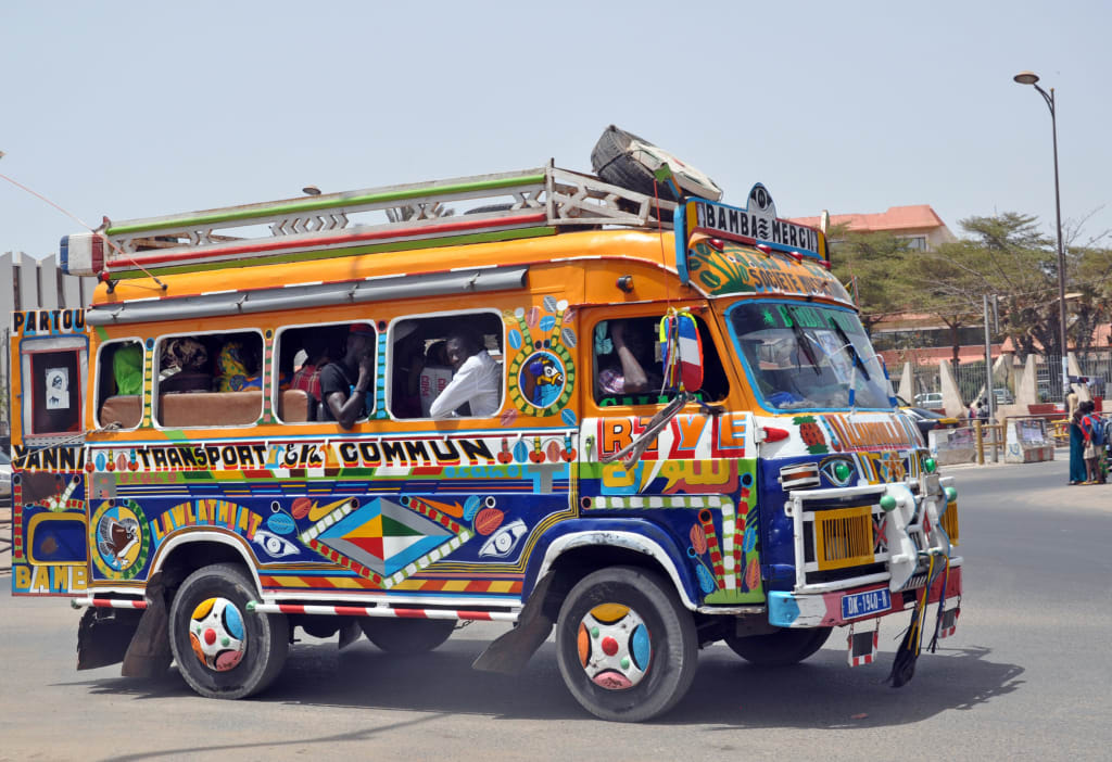 Car rapide decorato che percorre le strade di Dakar, iconico bus pubblico senegalese