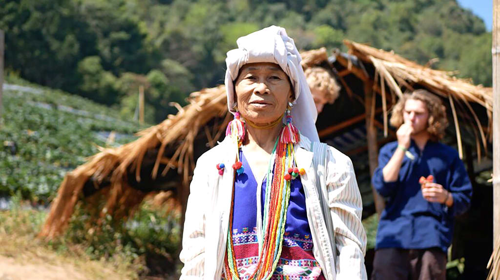 Ritratto di una donna Karen con abiti tradizionali in un villaggio tribale del nord della Thailandia.