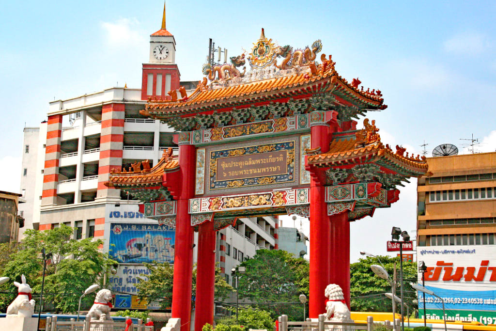 Porta d’ingresso del quartiere Chinatown di Bangkok con architettura sino-thailandese.