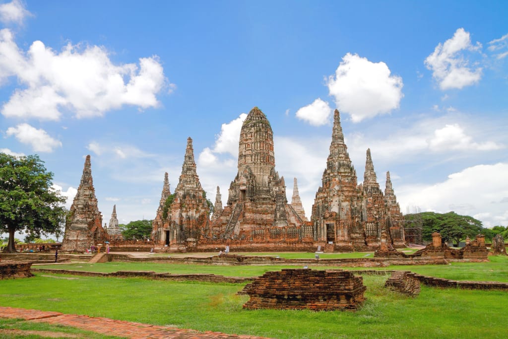 Panorama delle torri e dei prang del tempio Wat Chaiwatthanaram ad Ayutthaya.