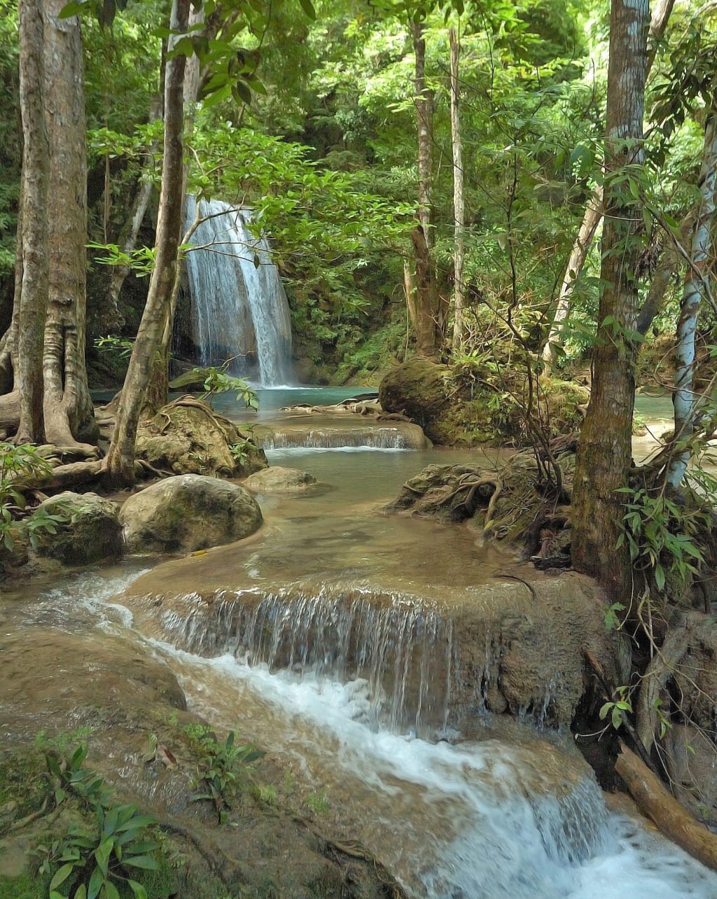 Cascata nella foresta del Parco Nazionale di Erawan, vicino Kanchanaburi.