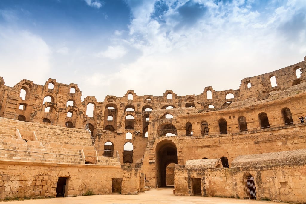 Anfiteatro romano di El Jem in Tunisia sotto un cielo limpido.