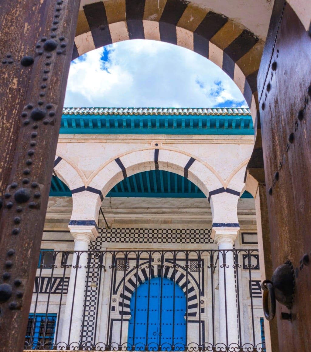 Arco decorativo che conduce a una moschea nella medina di Tunisi.