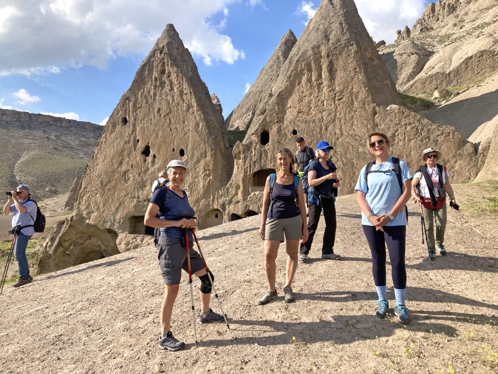 Gruppo di escursionisti tra pinnacoli rocciosi, Cappadocia, Turchia