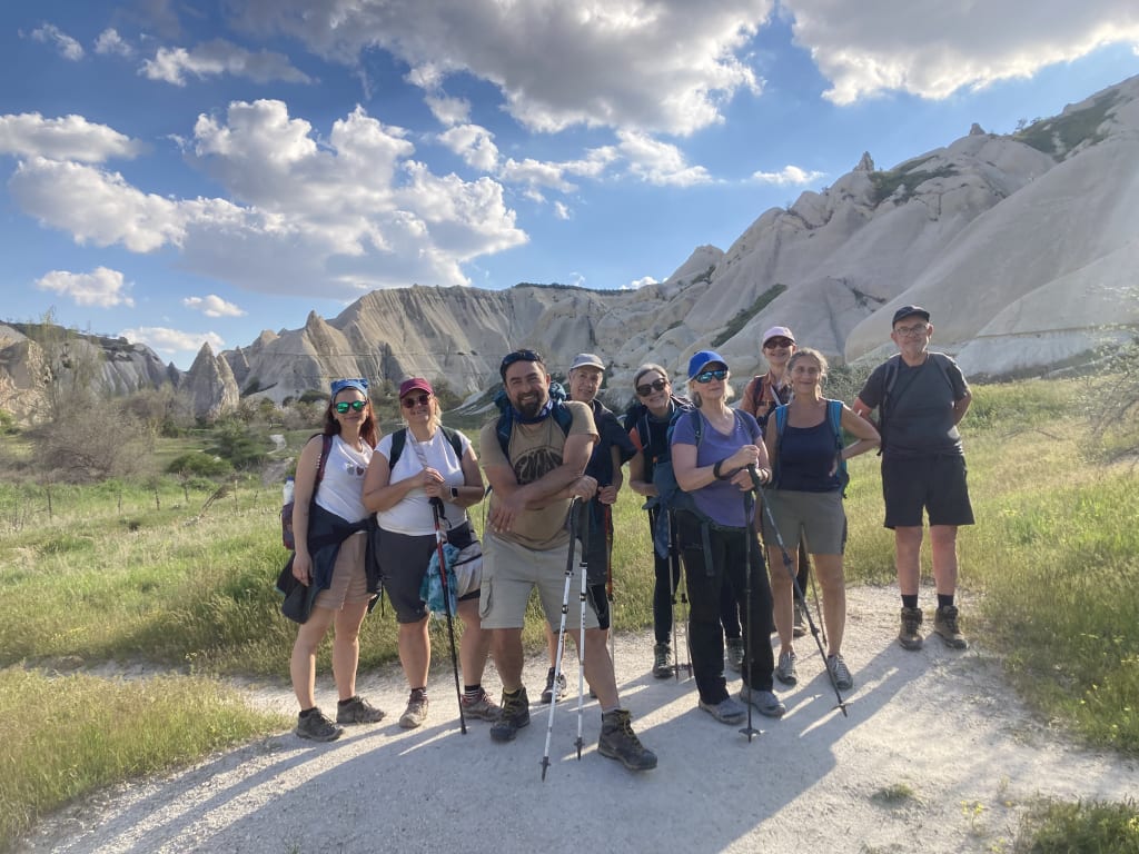 Viaggiatori in cammino sull’altopiano anatolico con vista montagne, Cappadocia, Turchia