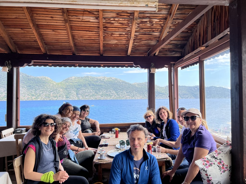 Viaggiatori in terrazza panoramica con vista sul Mar Egeo durante un viaggio in Turchia