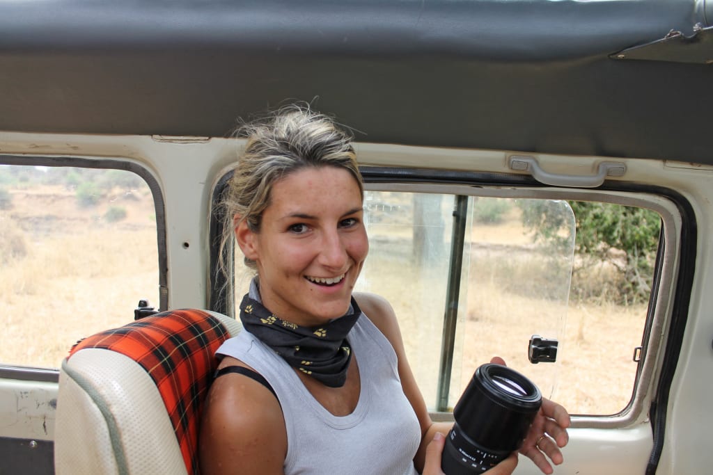 Viaggiatrice sorridente durante un safari in jeep, viaggio in Tanzania "Girolibero"