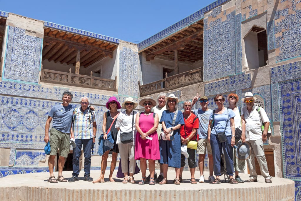 Gruppo in visita al cortile di un'antica scuola islamica, Samarcanda.