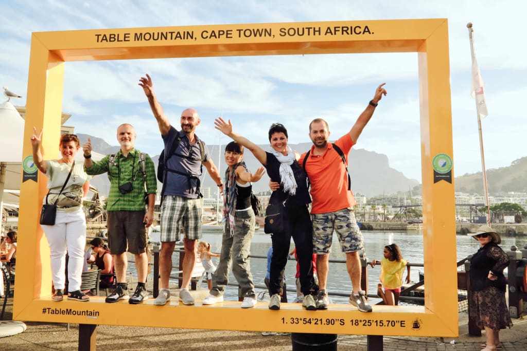 Gruppo davanti al cartello Cape Town, Sudafrica punto più a sud del continente africano