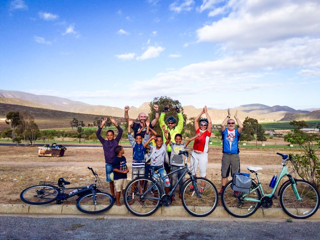 Gruppo di cicloturisti tra paesaggi del Western Cape, Sudafrica