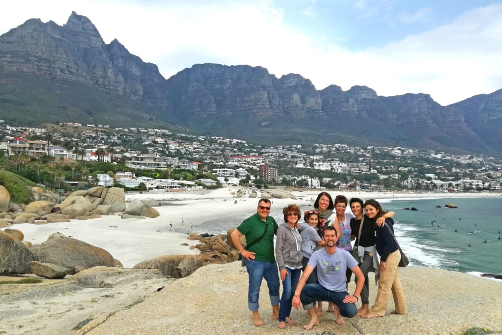 Gruppo di viaggiatori lungo la Garden Route con vista montagne e oceano, Sudafrica