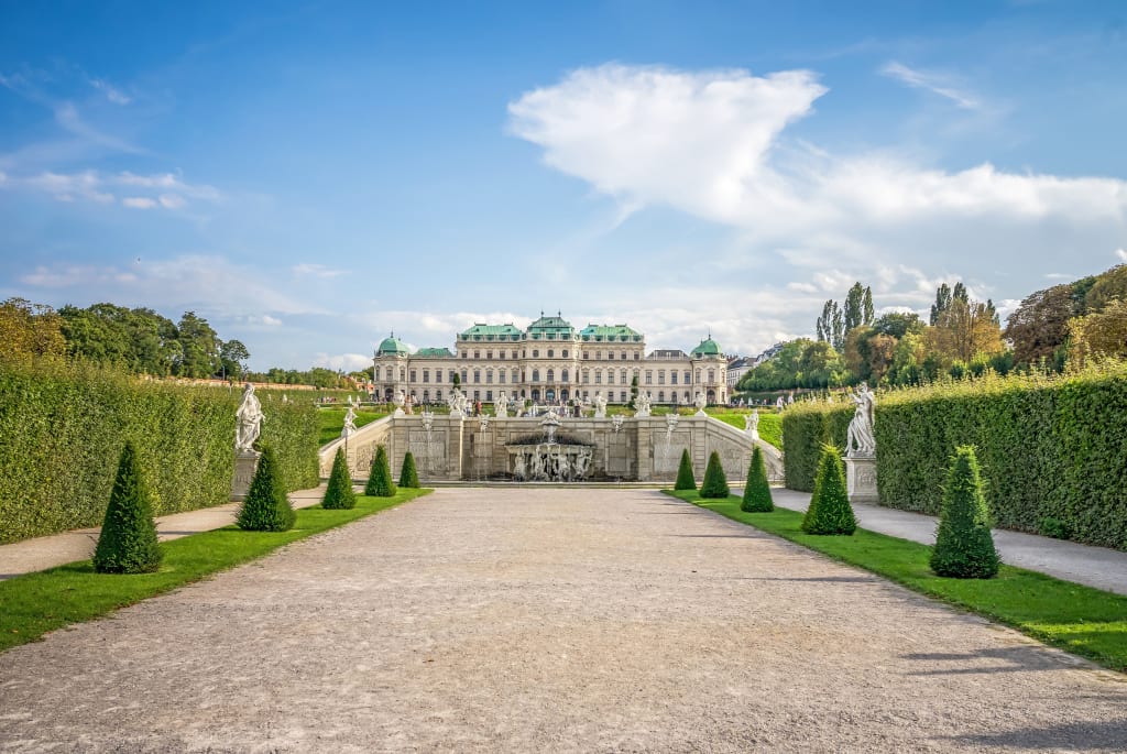 Giardini del Castello di Schönbrunn a Vienna, viali alberati e palazzo imperiale patrimonio UNESCO