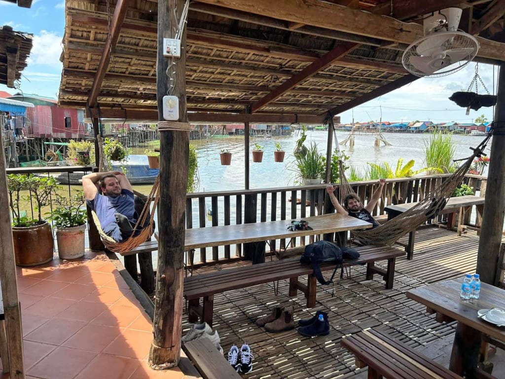 Amache e panche all’ombra su veranda, Cambogia