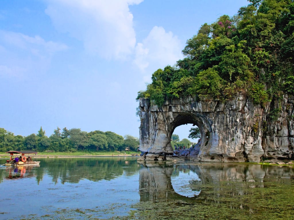 Paesaggio carsico di Guilin con arco naturale e fiume Li, Cina meridionale.