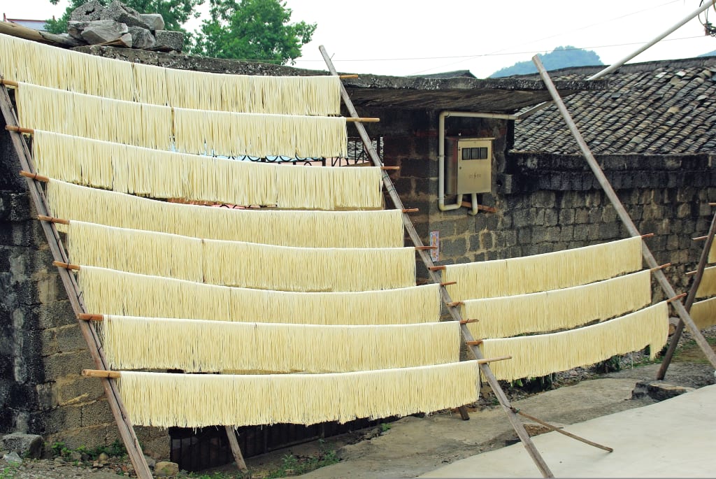 Noodles cinesi stesi ad essiccare in un villaggio tradizionale.