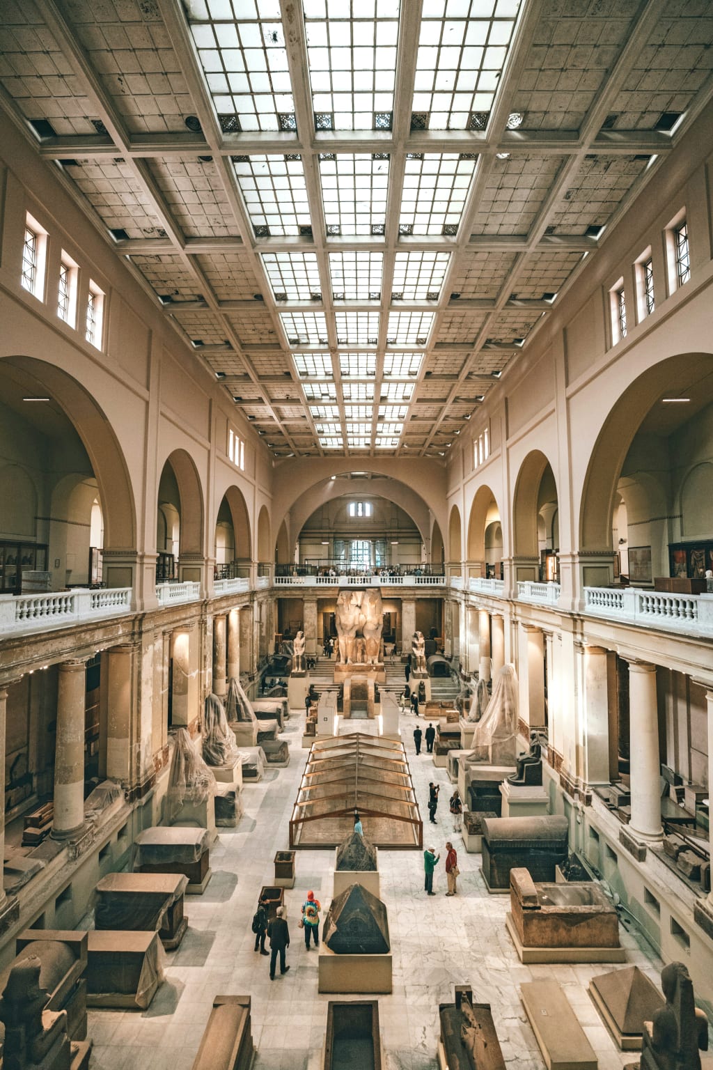 Interno del Grande Museo Egizio del Cairo con la monumentale sala espositiva dedicata ai tesori dell'antico Egitto.